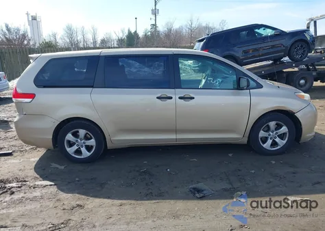2011 Toyota Sienna Base V6 z USA, uszkodzony, nr VIN 5TDZK3DC1BS030244